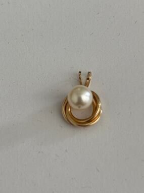 Solid 10K Gold Cultered Pearl Pendant Dainty